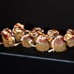 Maki temporizado de aguacate con tartar de atún (8 uds)