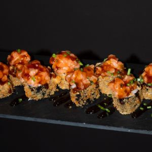 Maki temporizado de aguacate con tartar de salmón (8 uds)