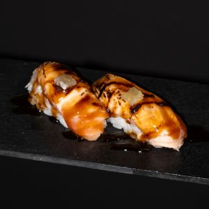 Nigiri de salmón flameado